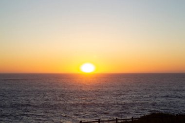 Güneşli gün batımı Denizde yansıyor