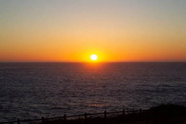 Güneşli gün batımı Denizde yansıyor