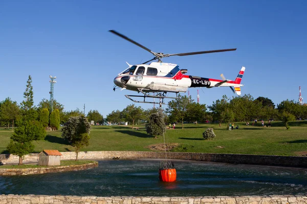 Coruna Spanien Feuerwehrhubschrauber Sammelt Wasser Aus Einem Kleinen See Einem — Stockfoto