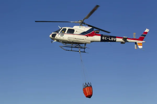 Coruna Spanien Feuerwehrhubschrauber Mit Wasser Für Einen Brand Corua Mai — Stockfoto