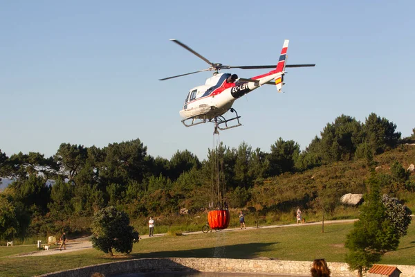 Coruna Spanien Feuerwehrhubschrauber Sammelt Wasser Aus Einem Kleinen See Einem — Stockfoto