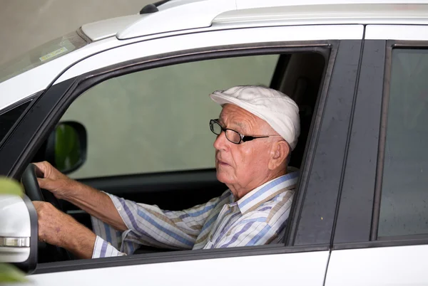 Vanhempi mies ajaa autoa — kuvapankkivalokuva