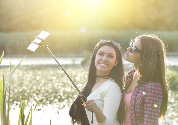 İki kız selfie alarak — Stok fotoğraf