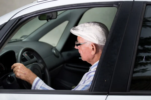 Hombre mayor conduciendo coche — Foto de Stock