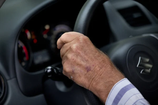 Old man driving car — Stock Photo, Image