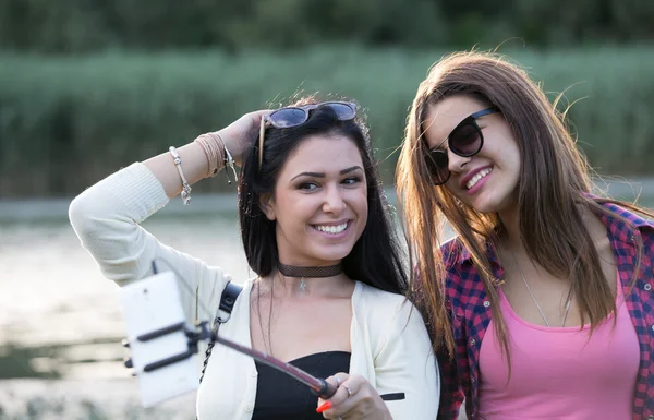 Due ragazze che si fanno selfie — Foto Stock