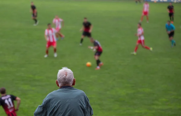 Старик смотрит футбол — стоковое фото