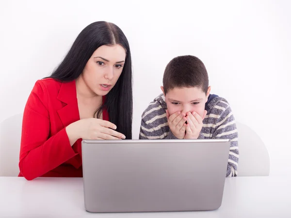 Сестра и брат смотрят на ноутбук — стоковое фото