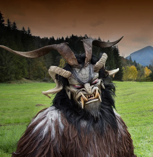 Mannen i Krampus kostym — Stockfoto