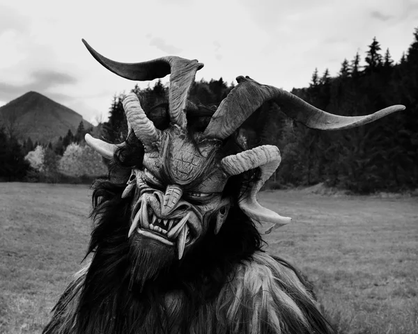 Uomo in costume Krampus — Foto Stock