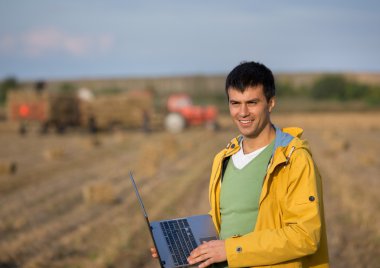 Soya bale ile çiftçi