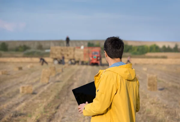 Soya bale ile çiftçi — Stok fotoğraf