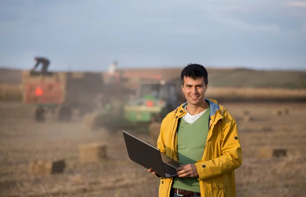 Landwirt mit Sojabohnenballen — Stockfoto