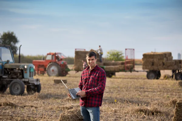 Landwirt mit Sojabohnenballen — Stockfoto