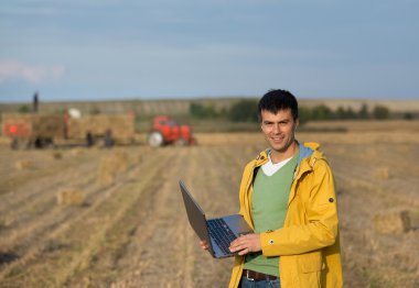 Soya bale ile çiftçi