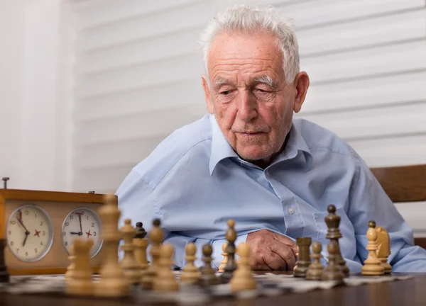 Senioren spielen Schach — Stockfoto