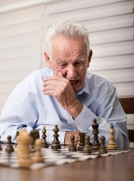 Senior men playing chess — Stock Photo, Image