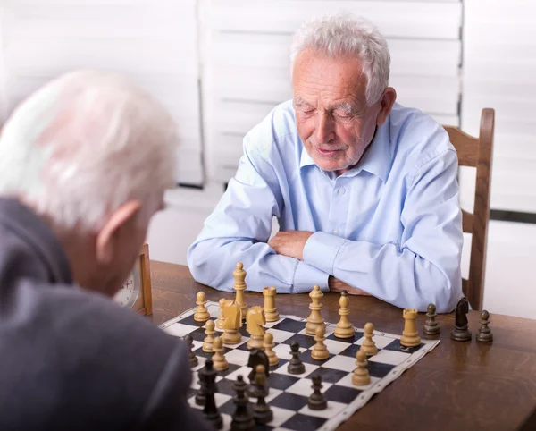 高级男性下棋 — 图库照片