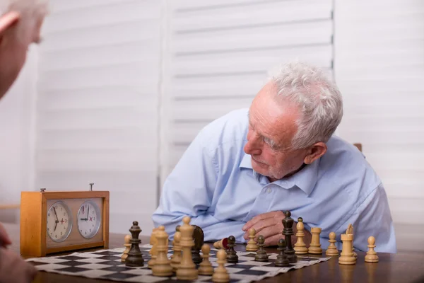Homens seniores jogando xadrez — Fotografia de Stock