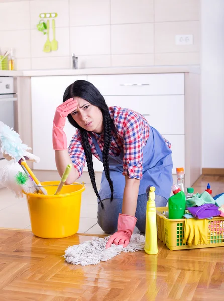 Frustrata donna delle pulizie — Foto Stock