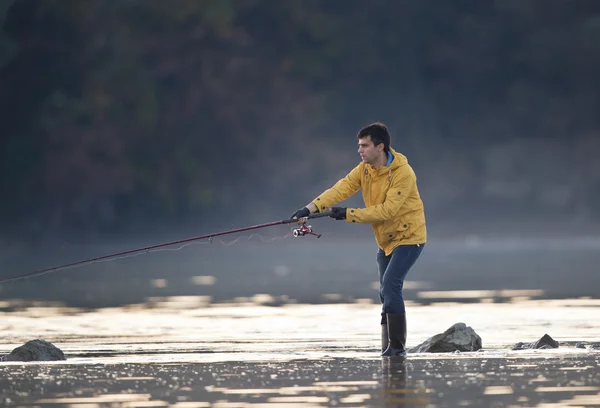 Hombre pescando en el río — Foto de Stock