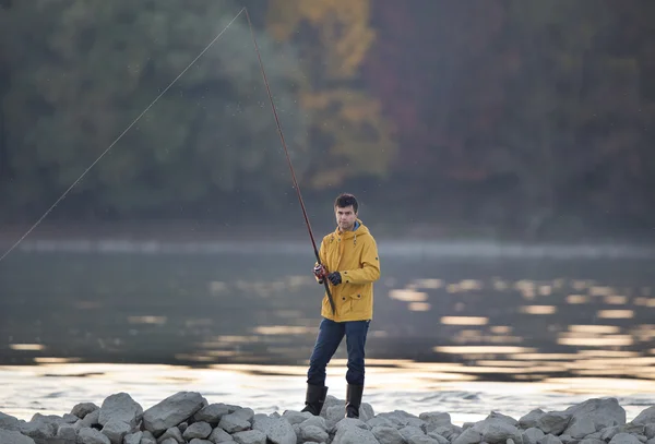 Man fishing on river — Stock Photo, Image