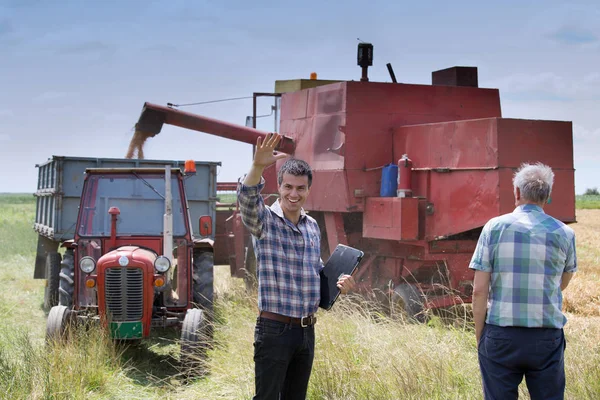 Menschen bei der Ernte — Stockfoto