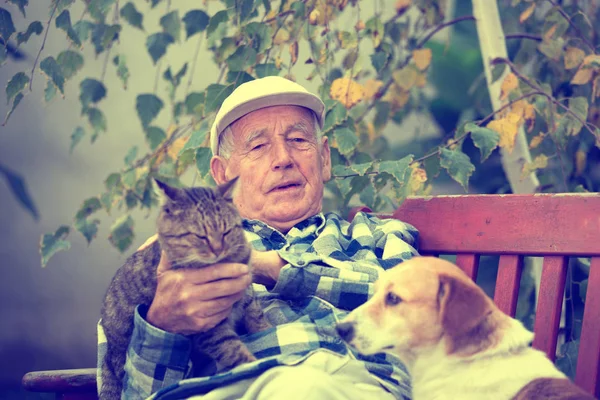 Hombre mayor con mascotas — Foto de Stock