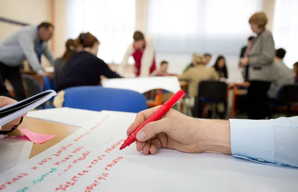 Schreiben auf Papier während des Workshops — Stockfoto