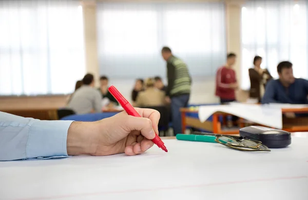 Escribir en papel durante el taller —  Fotos de Stock