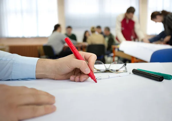 Schrijven op grafiek tijdens workshop — Stockfoto