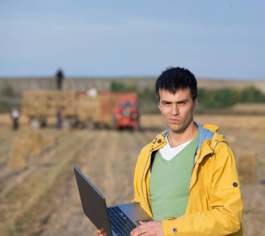 Balyalama sırasında alanında çiftçi