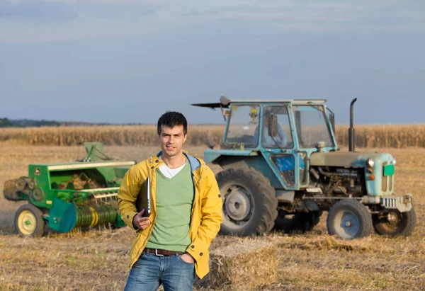 Agricoltore in campo durante l'imballatura — Foto Stock