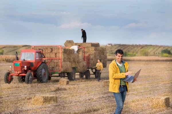 Landwirt beim Ballenpressen auf dem Feld — Stockfoto