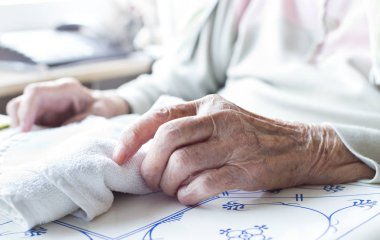 Yaşlı kadının elleri