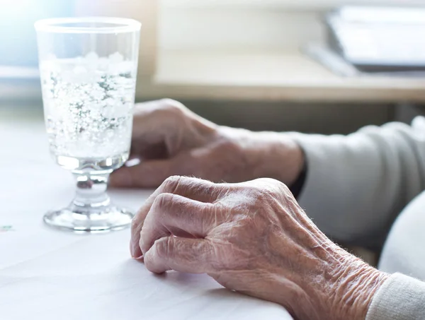 Oude vrouw handen — Stockfoto