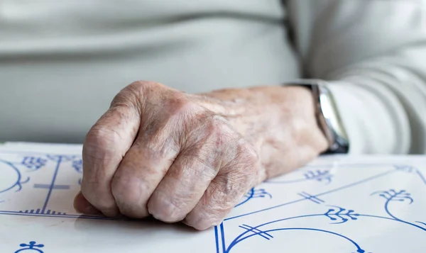 La mano della vecchia — Foto Stock