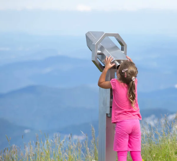 Chica mirando a través de binoculares —  Fotos de Stock