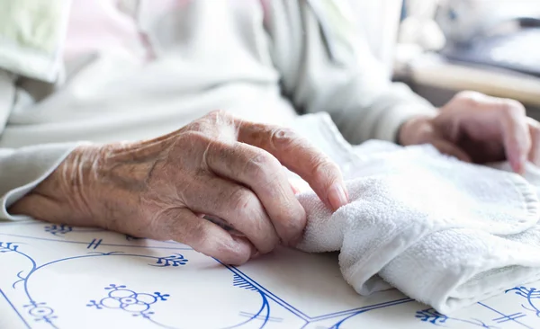 Oude vrouw handen — Stockfoto