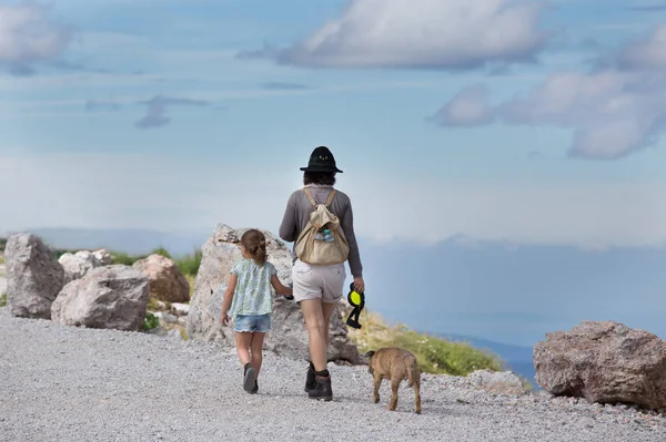 Familie mit Hund auf Berggipfel — Stockfoto