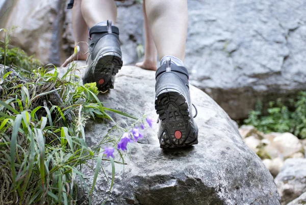 Nohy v turistických botách na skále — Stock fotografie