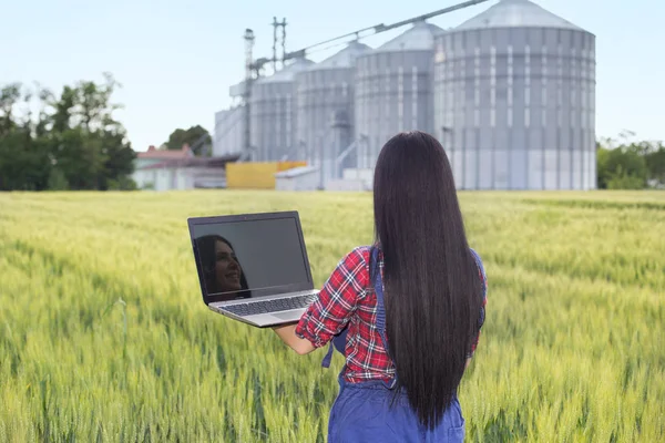 Boer meisje in gerst veld — Stockfoto