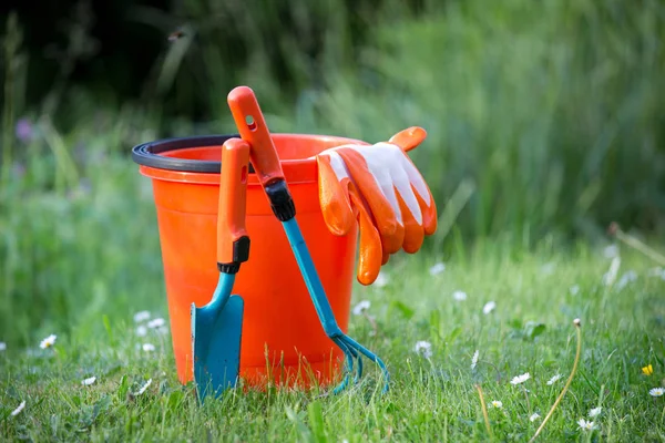 Trädgårdsredskap på gräs — Stockfoto