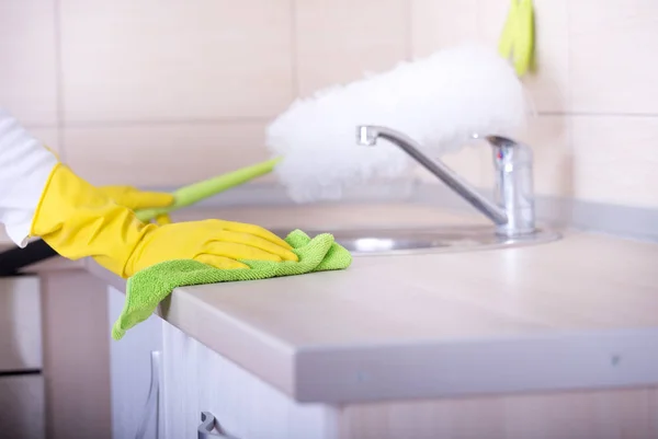 Housewife limpeza cozinha bancada — Fotografia de Stock