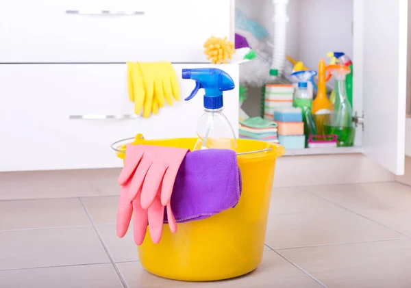 Чистящие средства на полу на кухне — стоковое фото