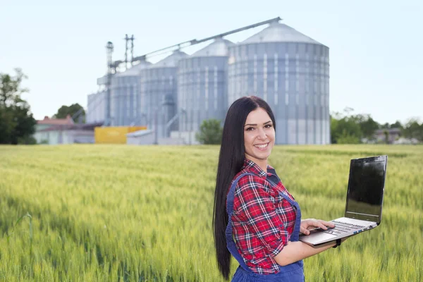 Farmer girl in barley field — Stock Photo, Image