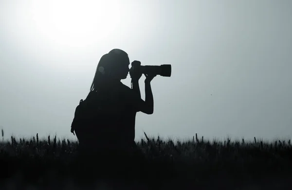 Силуэт женской стрельбы на природе — стоковое фото