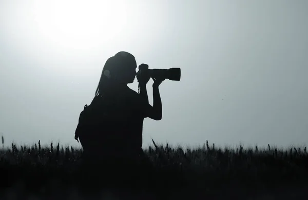 Silueta dívka Střelba v přírodě — Stock fotografie