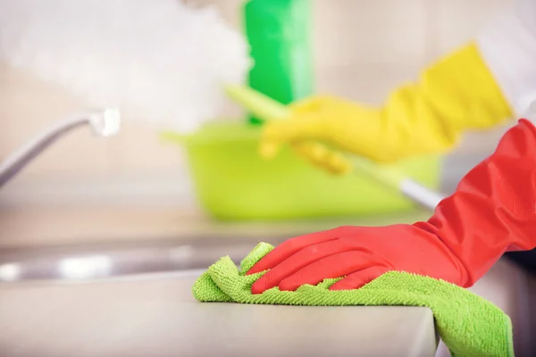 Housewife cleaning kitchen countertop — Stock Photo, Image