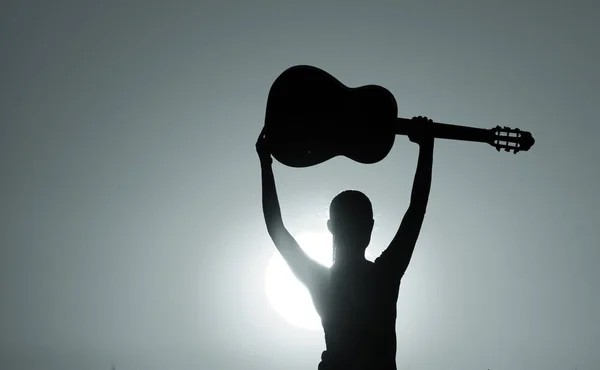 Menina com guitarra levantada — Fotografia de Stock